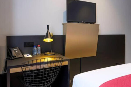 Hotel Jamingo - TV & desk