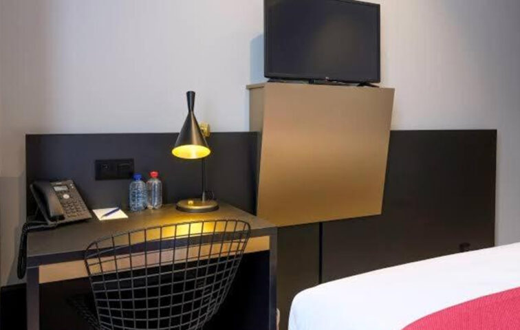 Hotel Jamingo - TV & desk