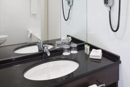 Lindner Hotel Antwerp - Bathroom