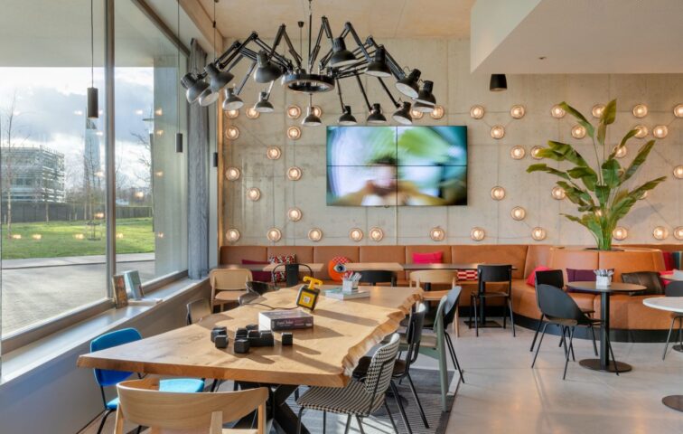 Moxy Antwerp - Bar