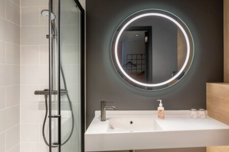 Moxy Antwerp - Bathroom
