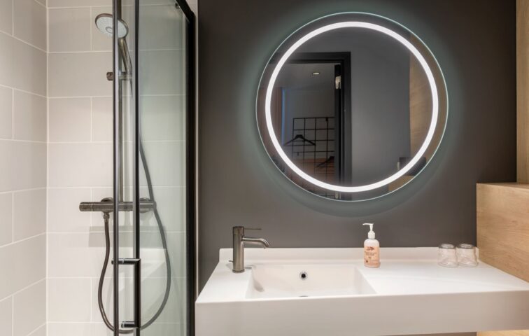 Moxy Antwerp - Bathroom