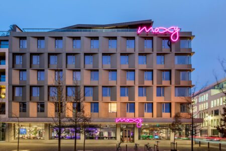 Moxy Antwerp - Building at night