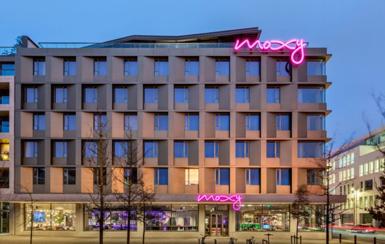 Moxy Antwerp - Building at night