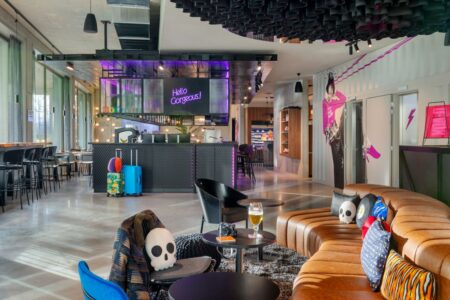 Moxy Antwerp - Lobby