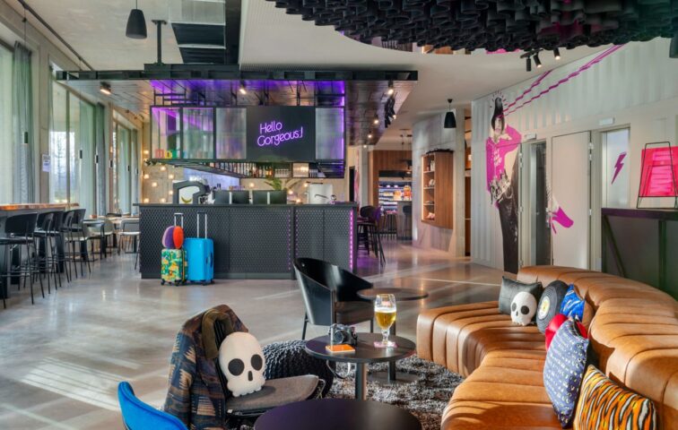 Moxy Antwerp - Lobby