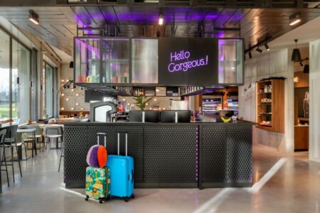 Moxy Antwerp - Reception & bar