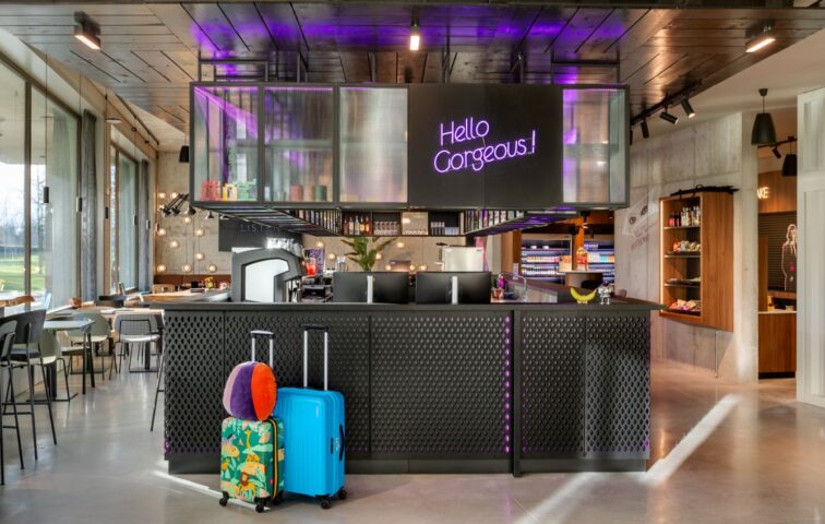 Moxy Antwerp - Reception & bar