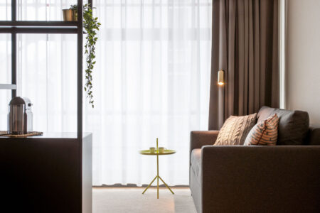 PREMIER SUITES Antwerp - Deluxe room sitting area pullout sofabed