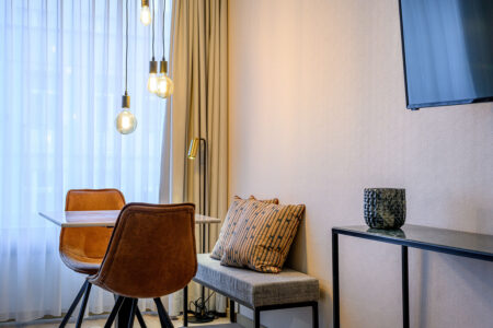 PREMIER SUITES Antwerp - Executive double room tv, table with chairs