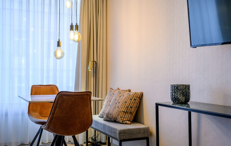 PREMIER SUITES Antwerp - Executive double room tv, table with chairs